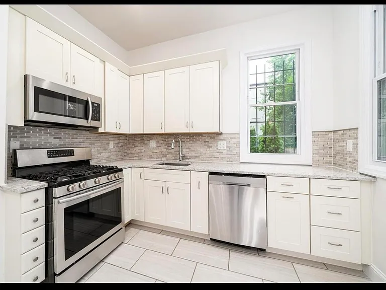 28 Jones St — Photo 3