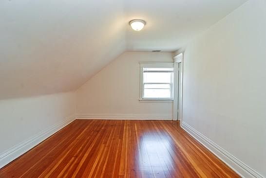 3rd image of 1067 W Cornelia Ave #3N