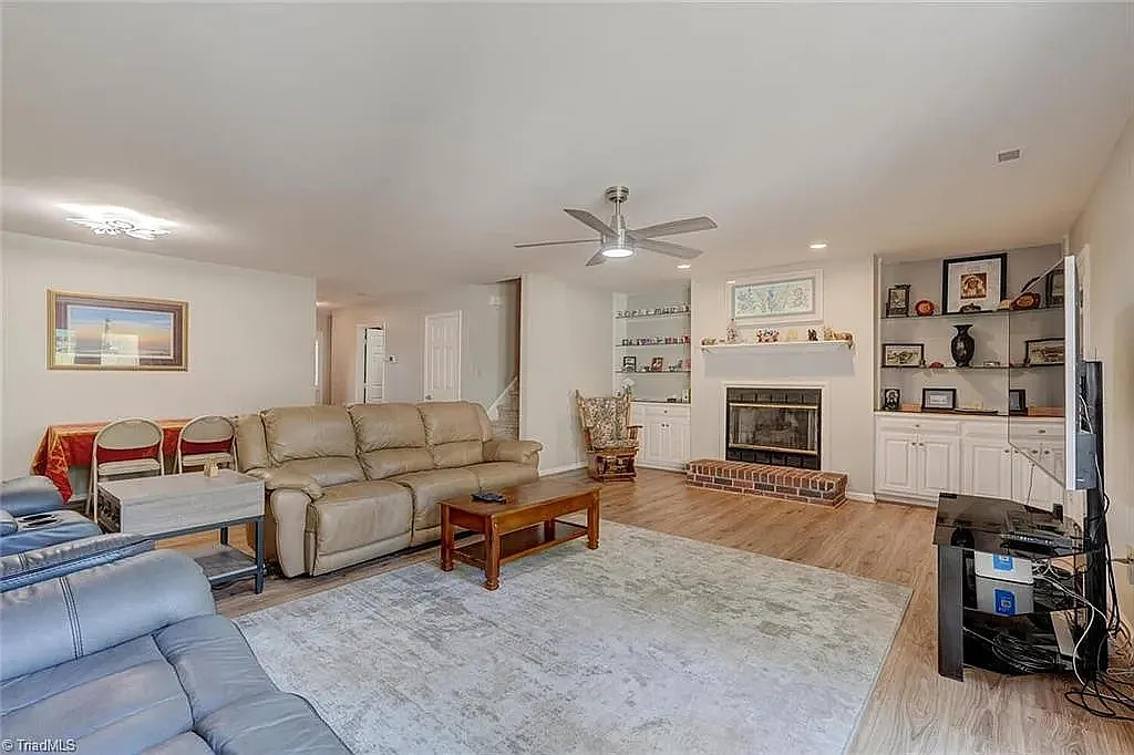 3 bed, 1872 sqft, $2,100 — Photo 4