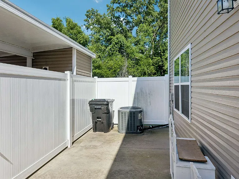 248 Rowlette Cir — Photo 24