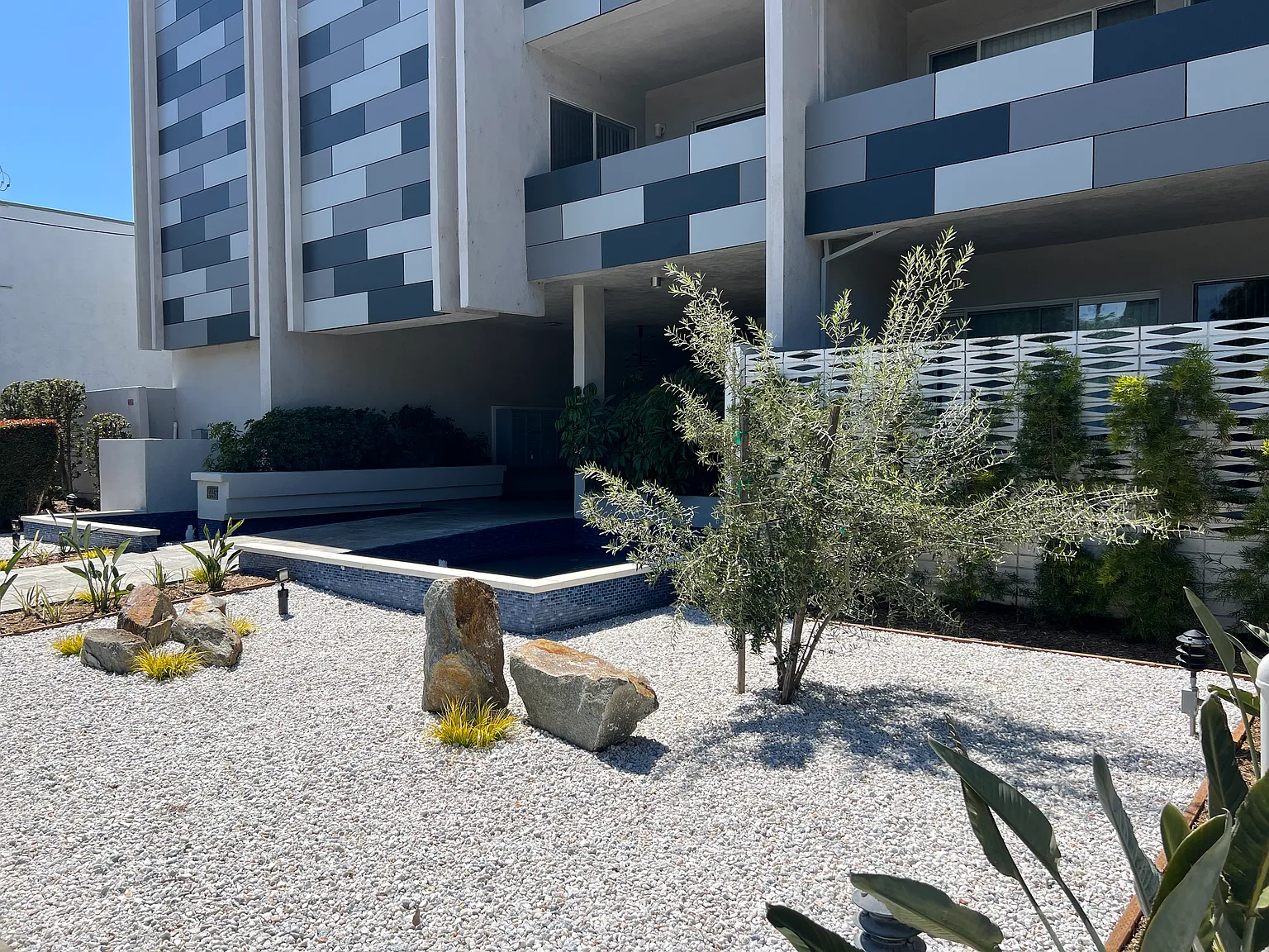 Valley Wilshire Apartments — Photo 2