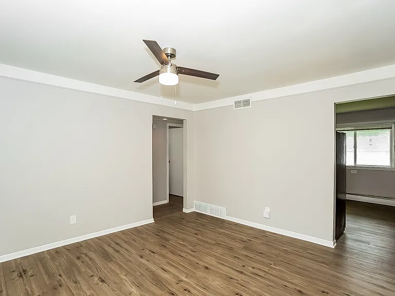 614184_018_living_room_13139085.jpg