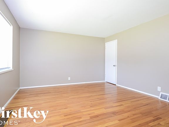 3rd image of 10226 Quaker Dr