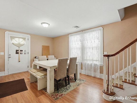 3rd image of 104 Stephen St
