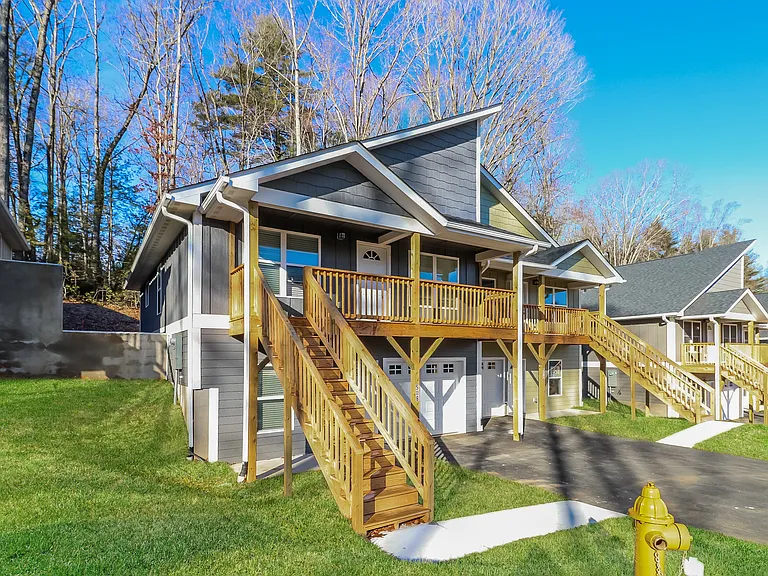 440 Little Sycamore Ln — Photo 2