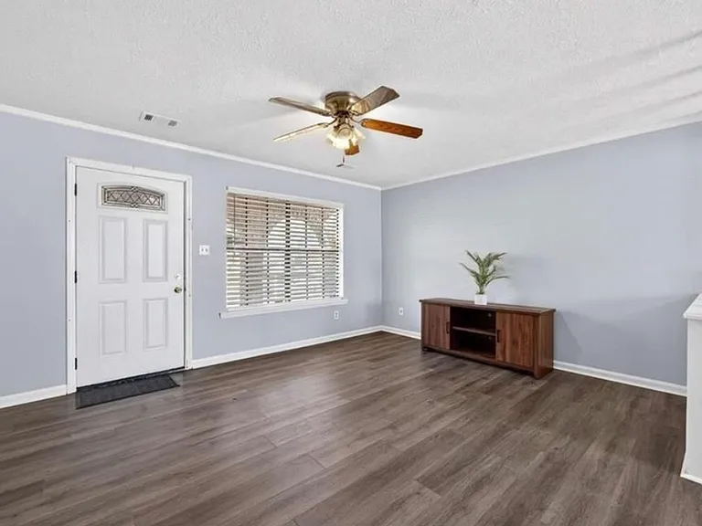 597 Wilmont Dr — Photo 3