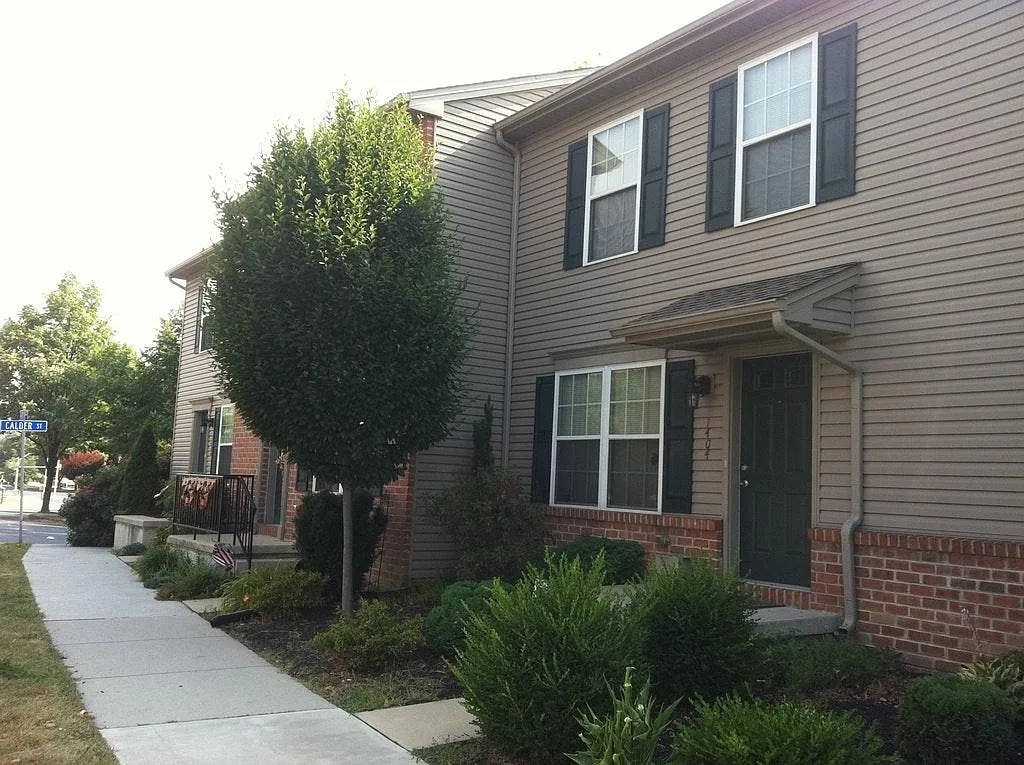 3 bed, 2.5 bath, 1300 sqft, $2,200 — Photo 2