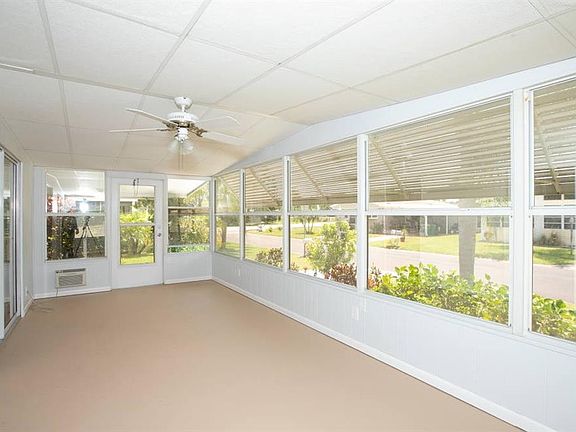 3rd image of 902 Laurel Cir