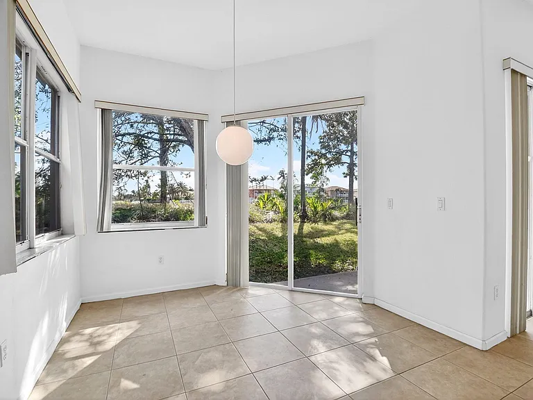 2431 Westmont Dr — Photo 22