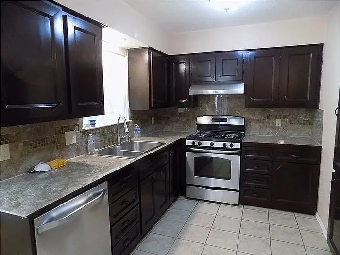 4 bed, 2.0 bath, 1400 sqft, $2,095 — Photo 3