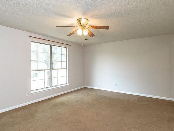 3rd image of 111 Royal Dr