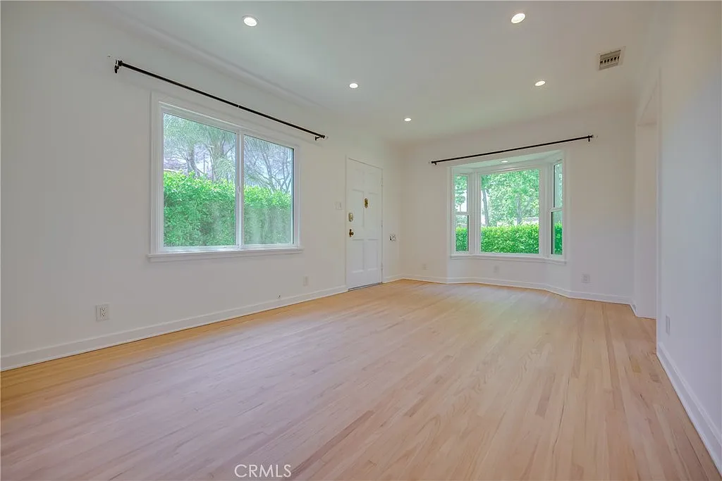 1 bed, 746 sqft, $3,600 — Photo 4