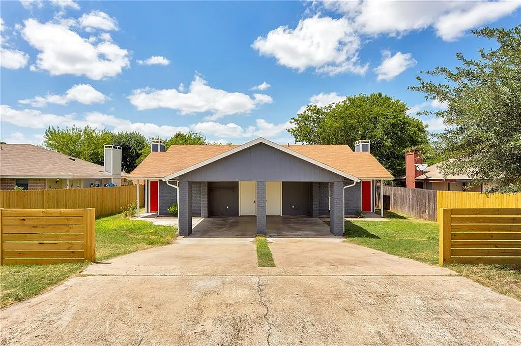 2 bed, 1.0 bath, 892 sqft, $1,300 — Photo 1