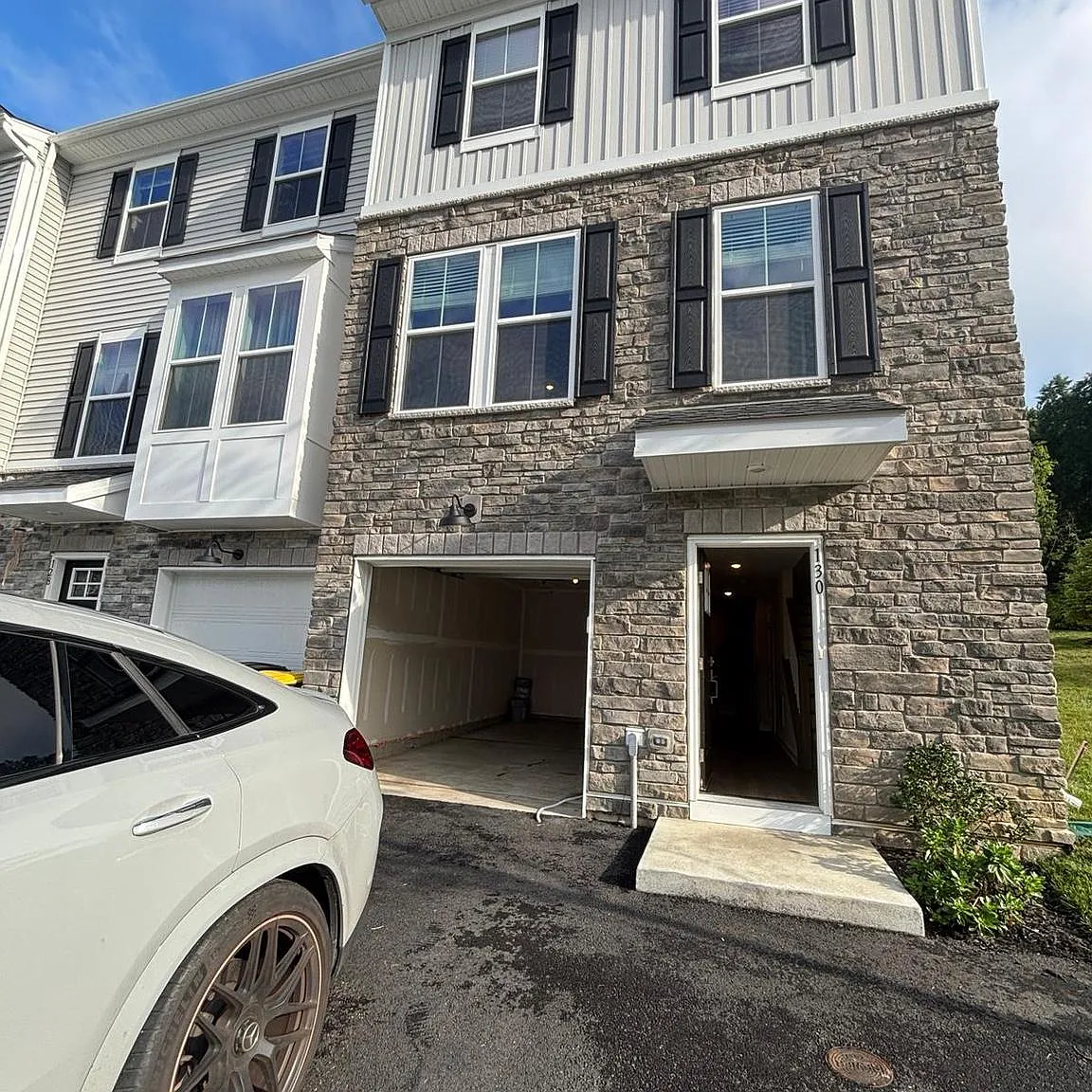 3 bed, 4.0 bath, 2096 sqft, $2,900 — Photo 1