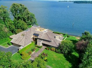 15 Gatsby Ln, Great Neck, NY 11024