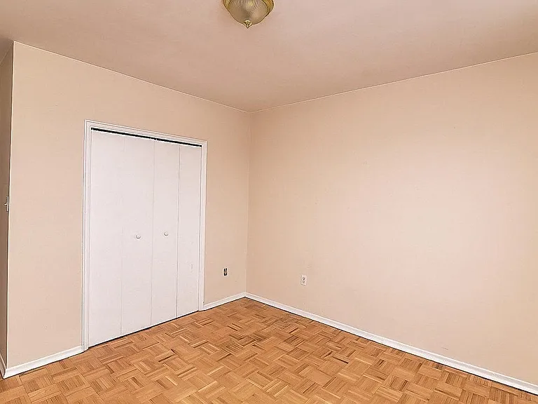 54 Mohawk Rd W — Photo 6