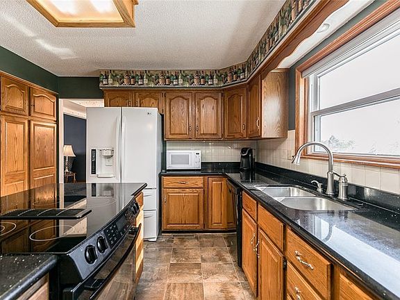 4th image of 7237 Hampshire Dr NE