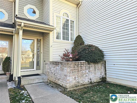 2nd image of 2830 Linden St APT 4C