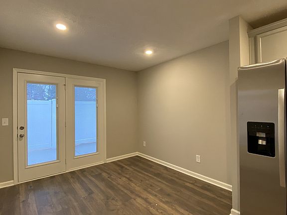 Eat in breakfast room with pantry closet, double French door and blinds Photo file