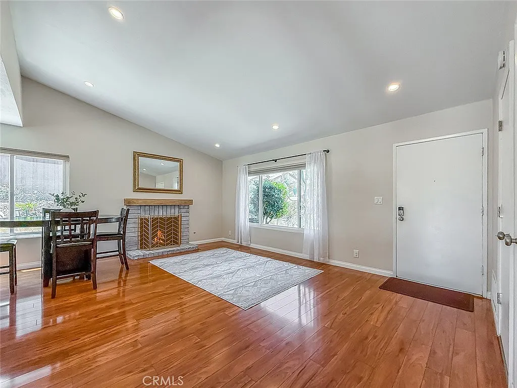 3 bed, 1348 sqft, $4,200 — Photo 4