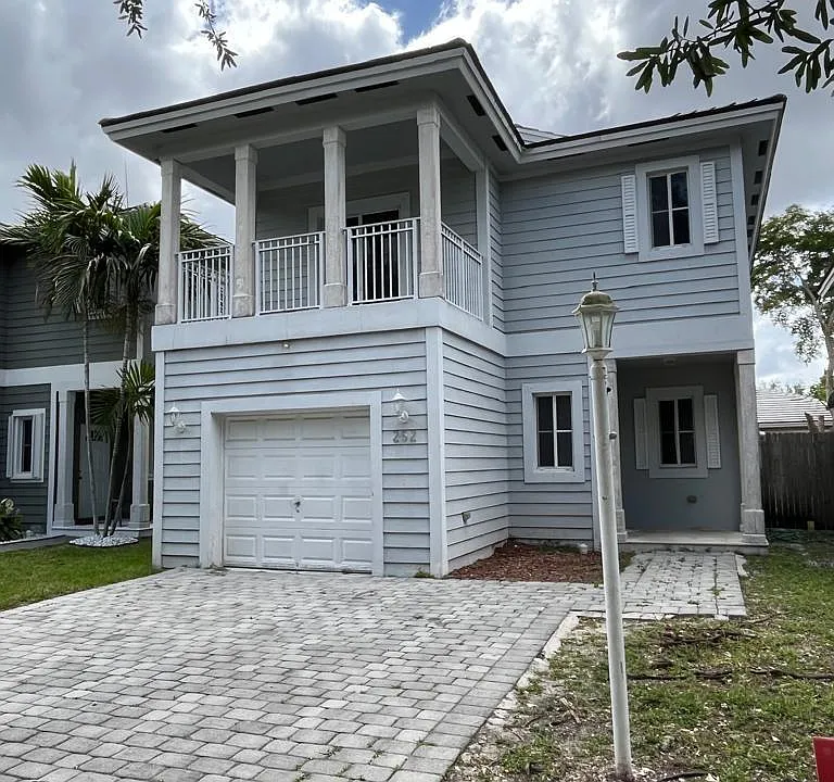 252 SE 32nd Ter