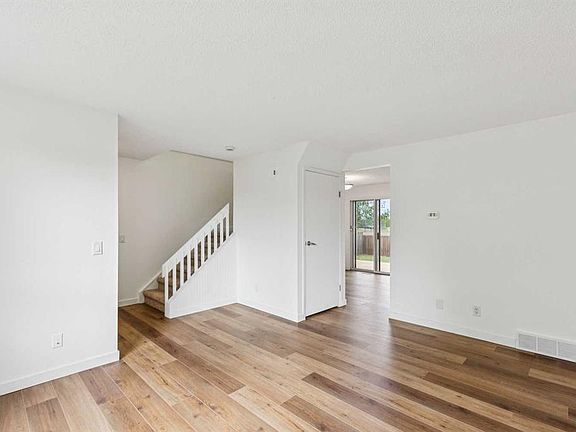 5th image of 32 E Castleglen Way NE