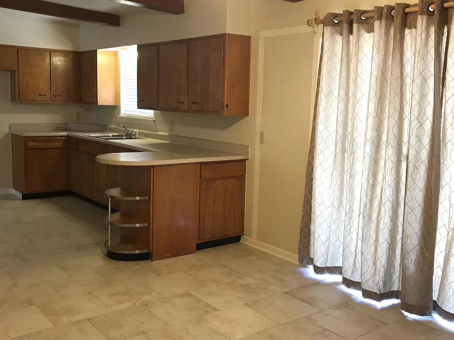 3 bed, 1200 sqft, $1,400 — Photo 4
