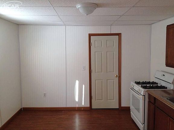 5th image of 1081 E Pine Ave