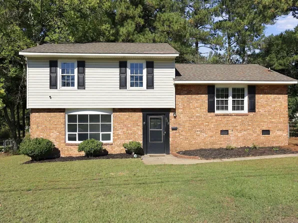 512 Waterbury Dr, Fayetteville, NC 28311