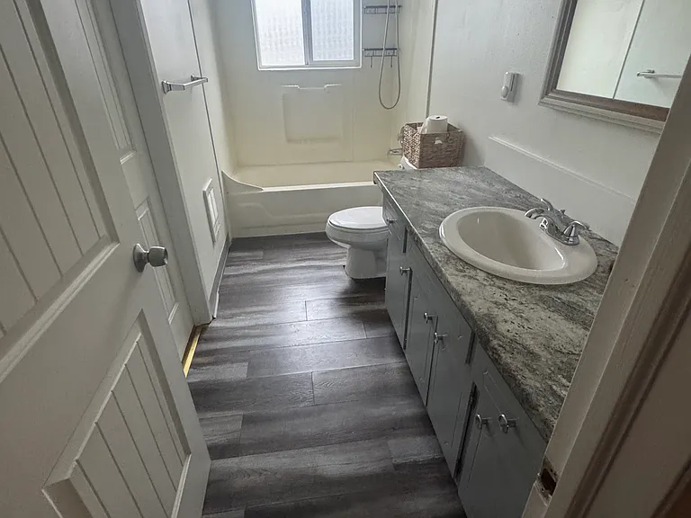 Bathroom with tub.i