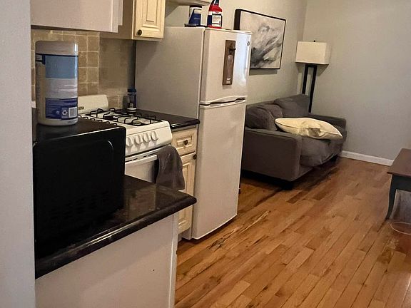 4th image of 265 E 10th St APT 3