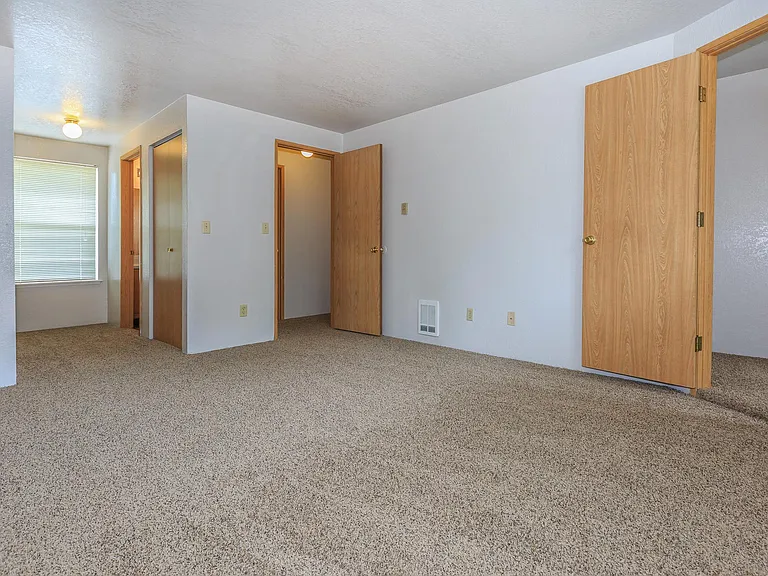 Emerald Court — Photo 7