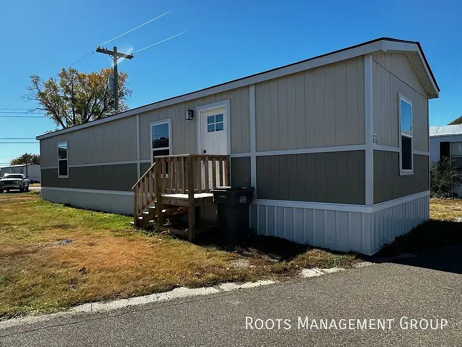 1st image of 700 E 6th St #111