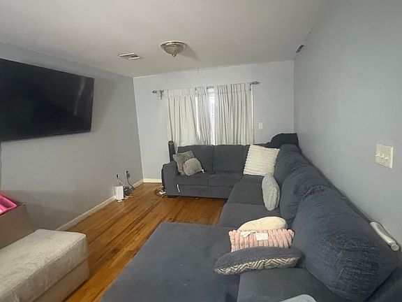 2nd image of 20 Bennett St