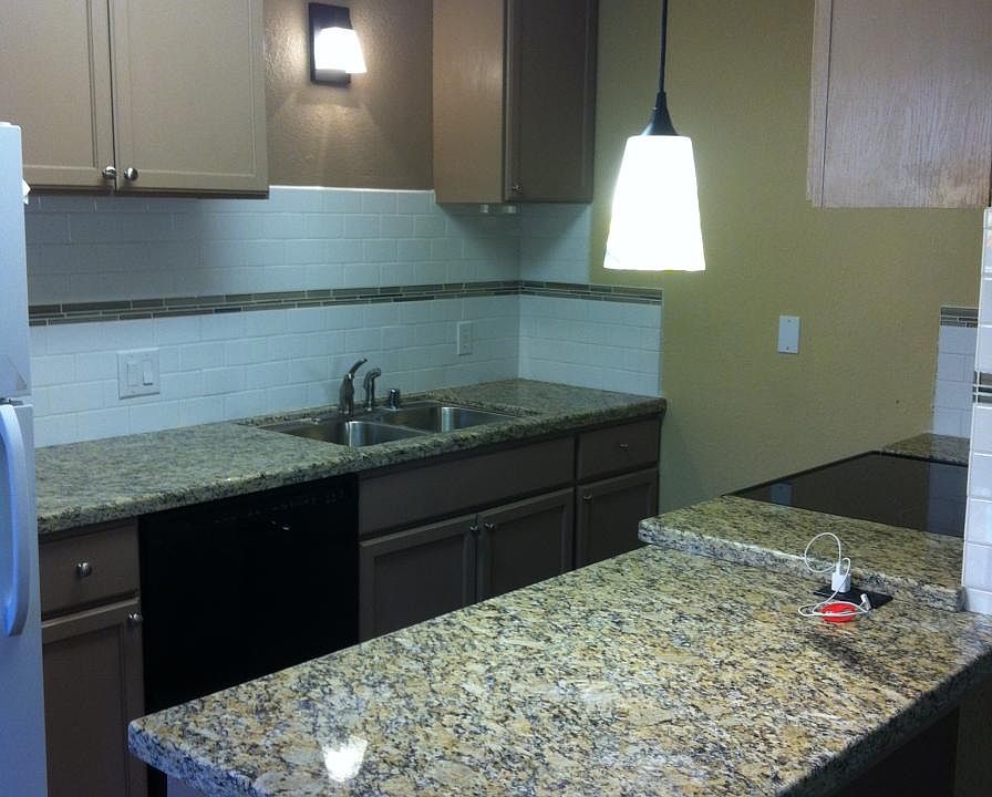 Kitchen and eating bar