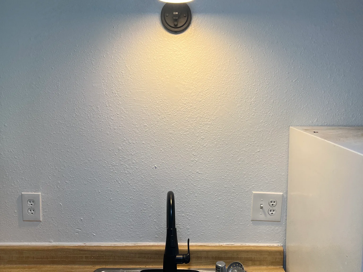 Updated and Very Private 1 Bedroom Apt with a Yard — Photo 1