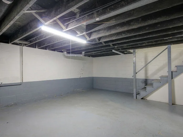 1801 W John St — Photo 8
