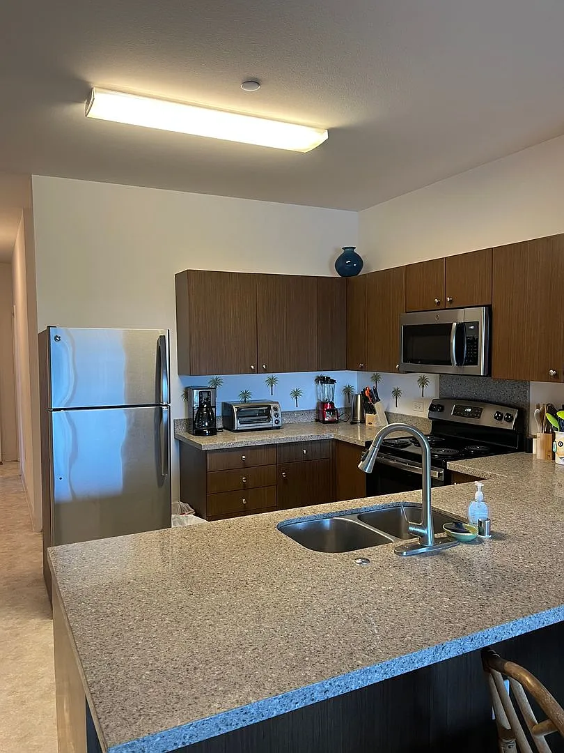 Furnished Top-Floor 3-Bedroom Condo at Kalama Kai — Photo 3