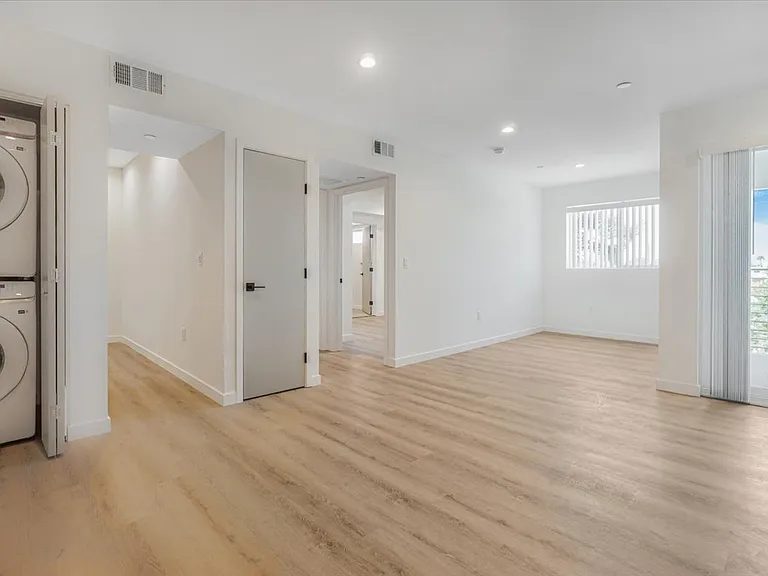 10918 Camarillo St #301 — Photo 16