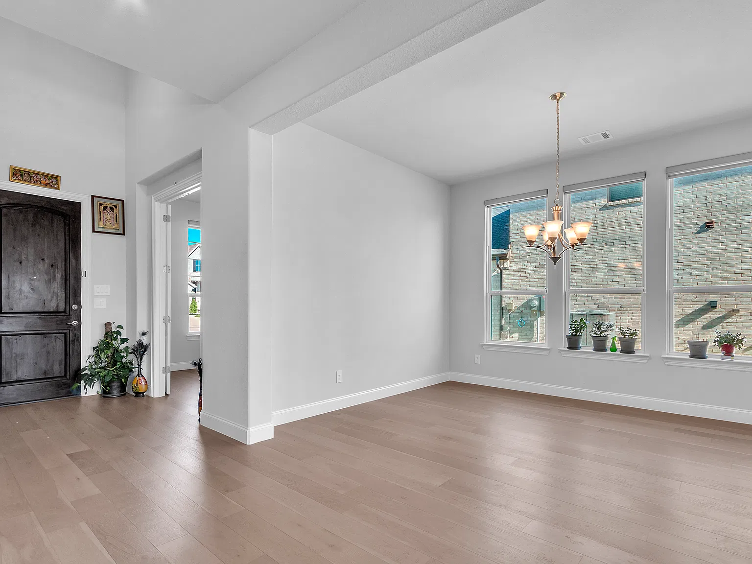 5 bed, 3.5 bath, 4830 sqft, $3,950 — Photo 2