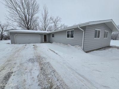 221 Canberra Ct, Emerado, ND, 58228