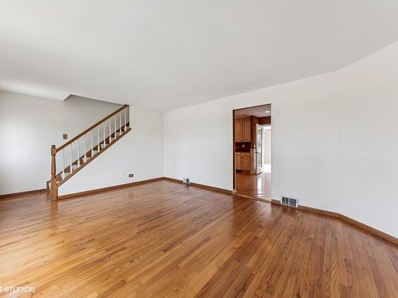 4th image of 9429 S Parkside Ave