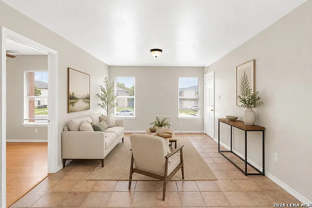 3 bed, 1.0 bath, 800 sqft, $1,350 — Photo 3