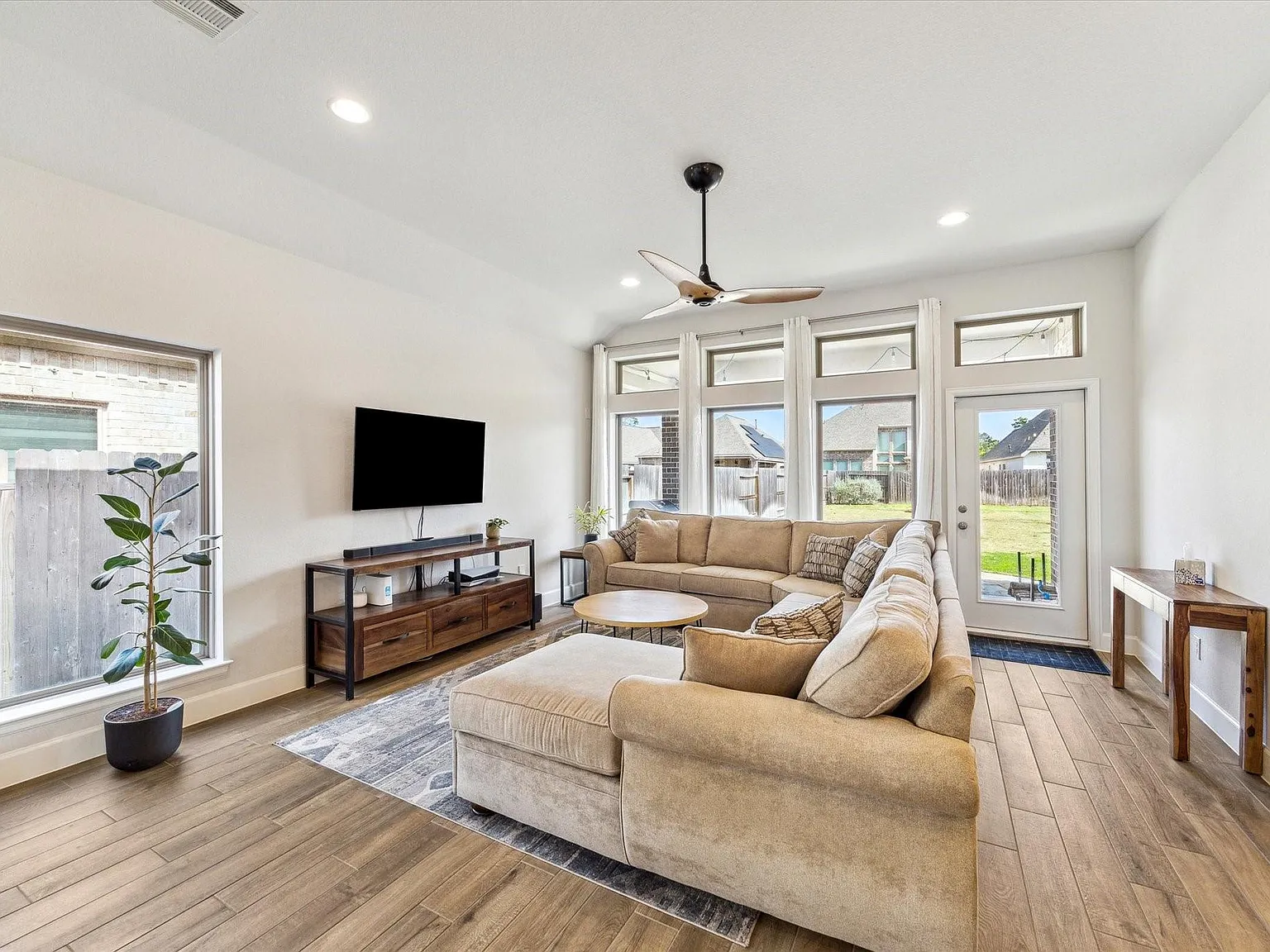 4 bed, 3.0 bath, 2184 sqft, $3,100 — Photo 4