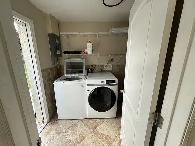 2831 NE Savannah Rd — Photo 6