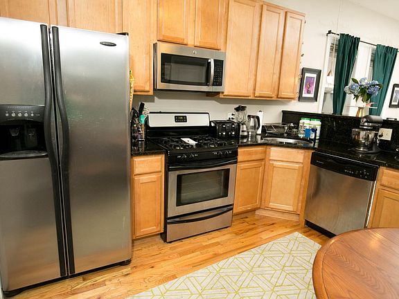 3rd image of 1442 W Barry Ave APT 1R