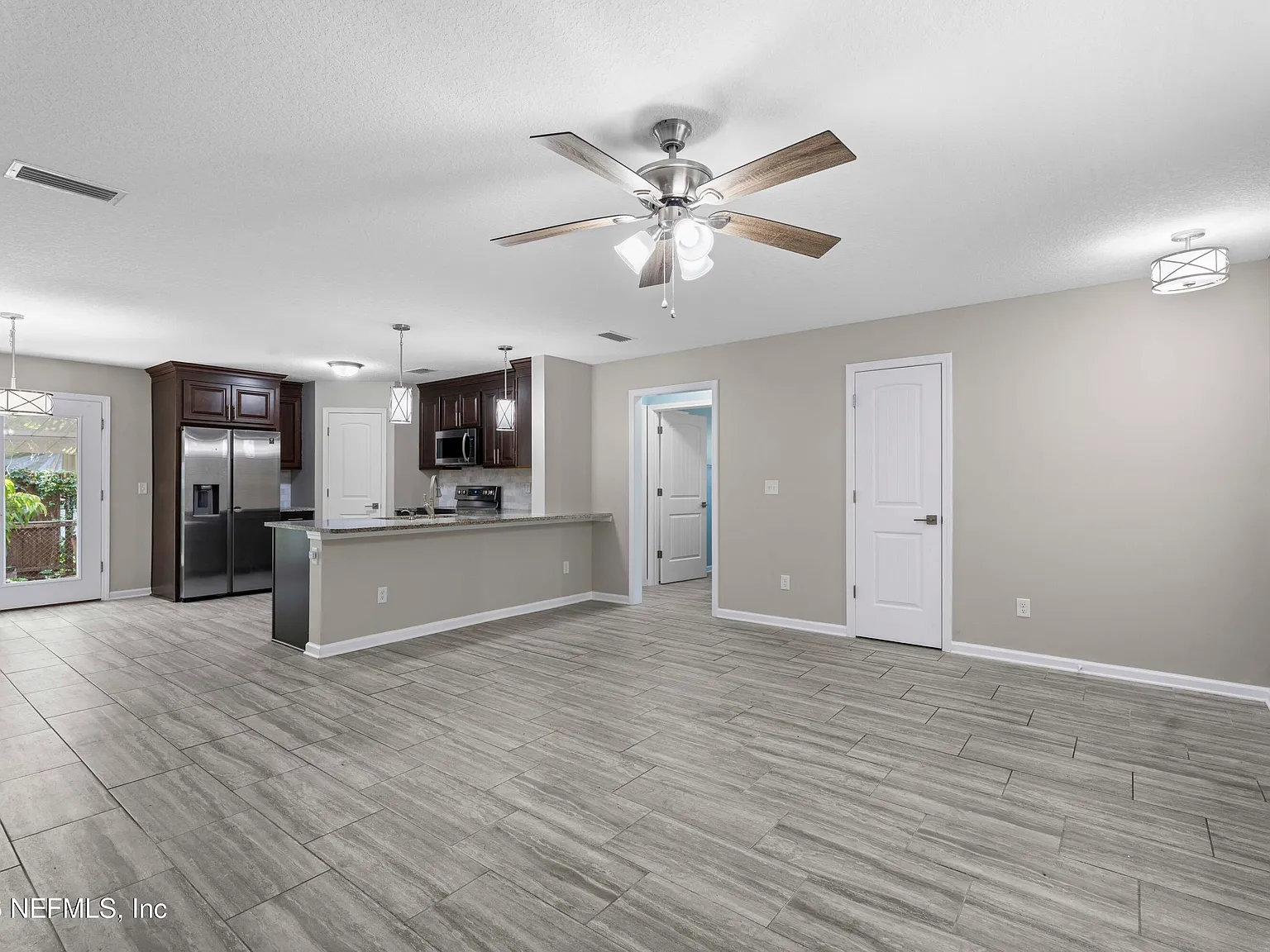 3 bed, 2.0 bath, 1260 sqft, $1,900 — Photo 3