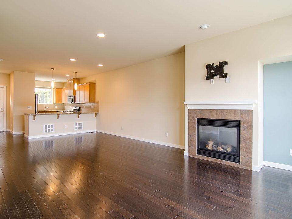 Eating and Living Area (Approx. 15' x 25'10")