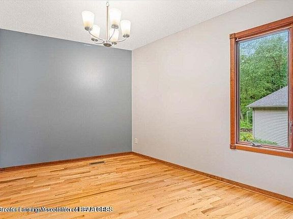 5th image of 2151 Theresa Ave