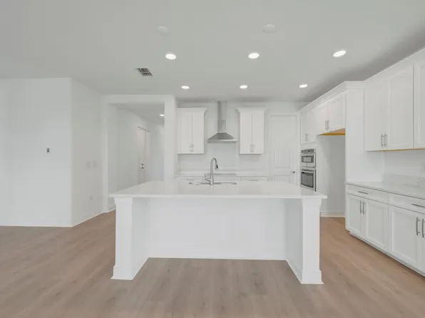 5639 Maydale Ave, Wesley Chapel, FL 33545